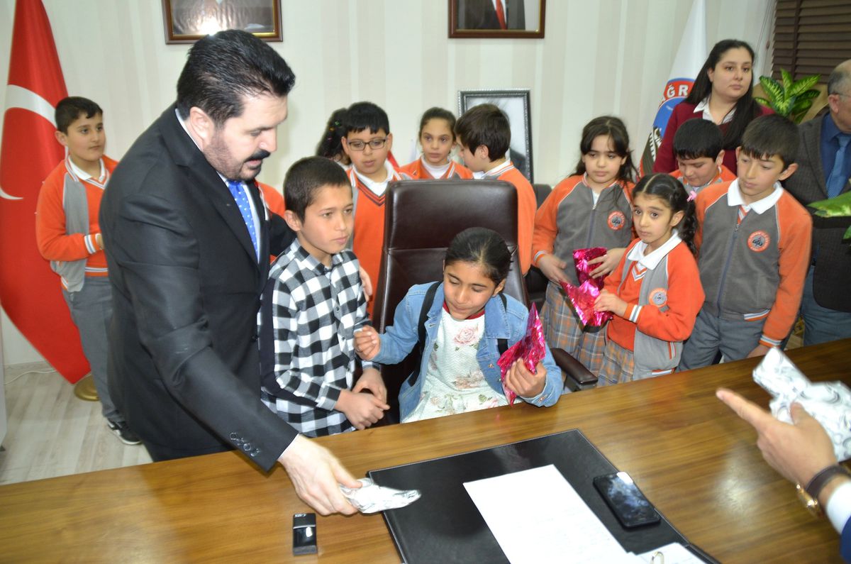 Ağrı\'da Başkanlık Koltuğuna Suriyeli Berivan Oturdu