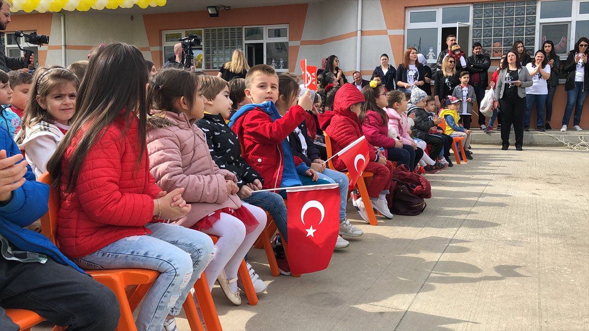 Anne Babalar, Çocukları İçin Sahne Aldı