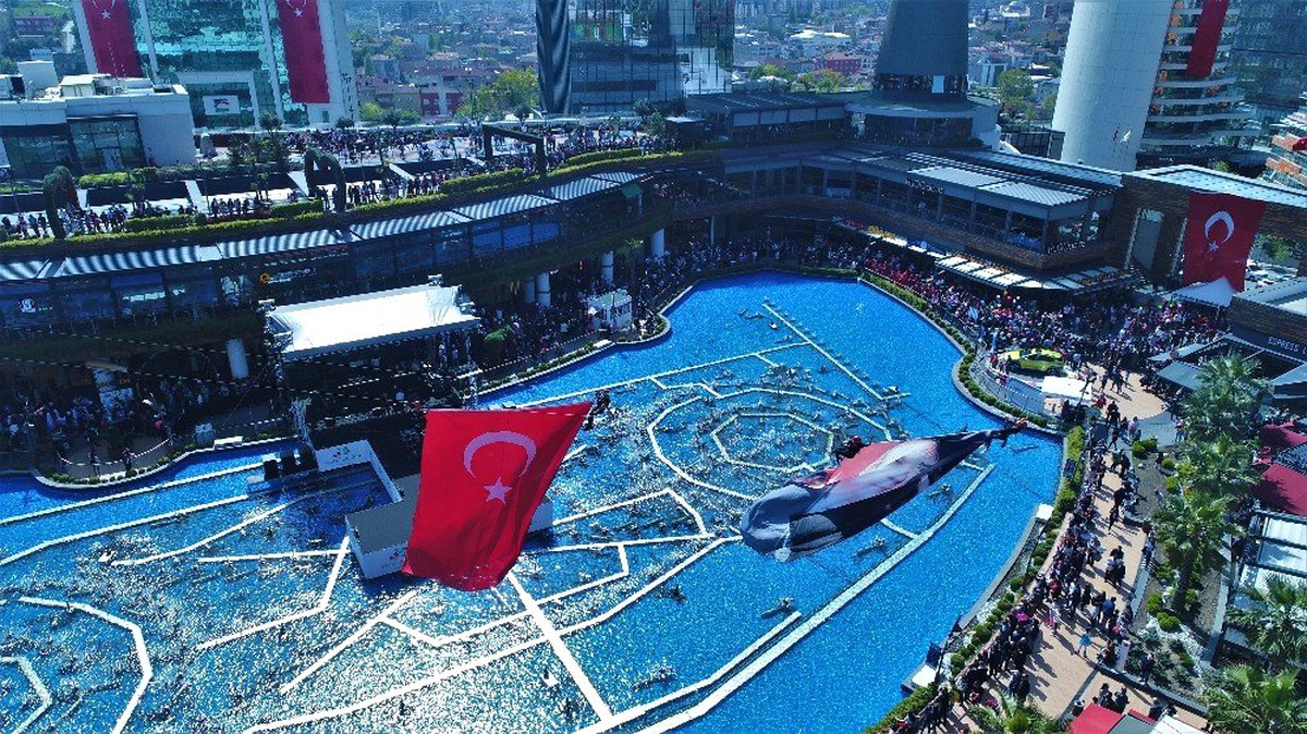 Ataşehir\'de 23 Nisan Coşkusu Drone ile Görüntülendi