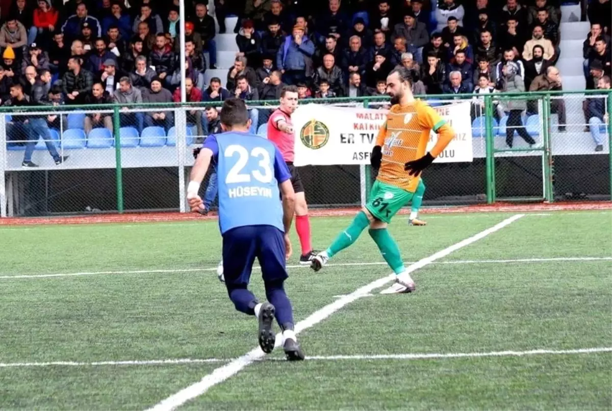 Attığı 16 Golle Kendisini ve Yeşilyurt Belediyespor\'u Zirveye Taşıdı