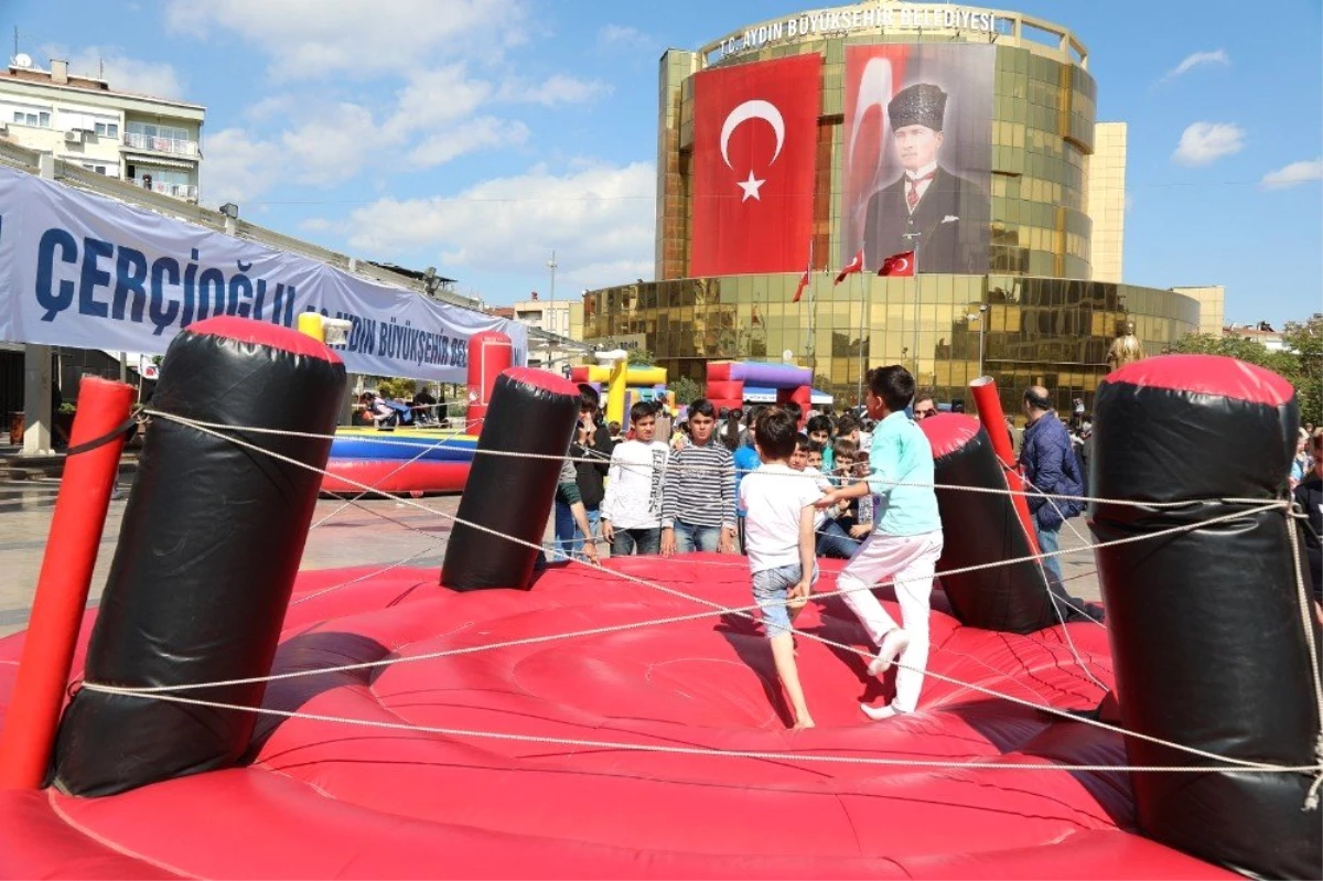 Aydın Büyükşehir 23 Nisan\'ı Çocuklarla Şenlik Havasında Kutladı