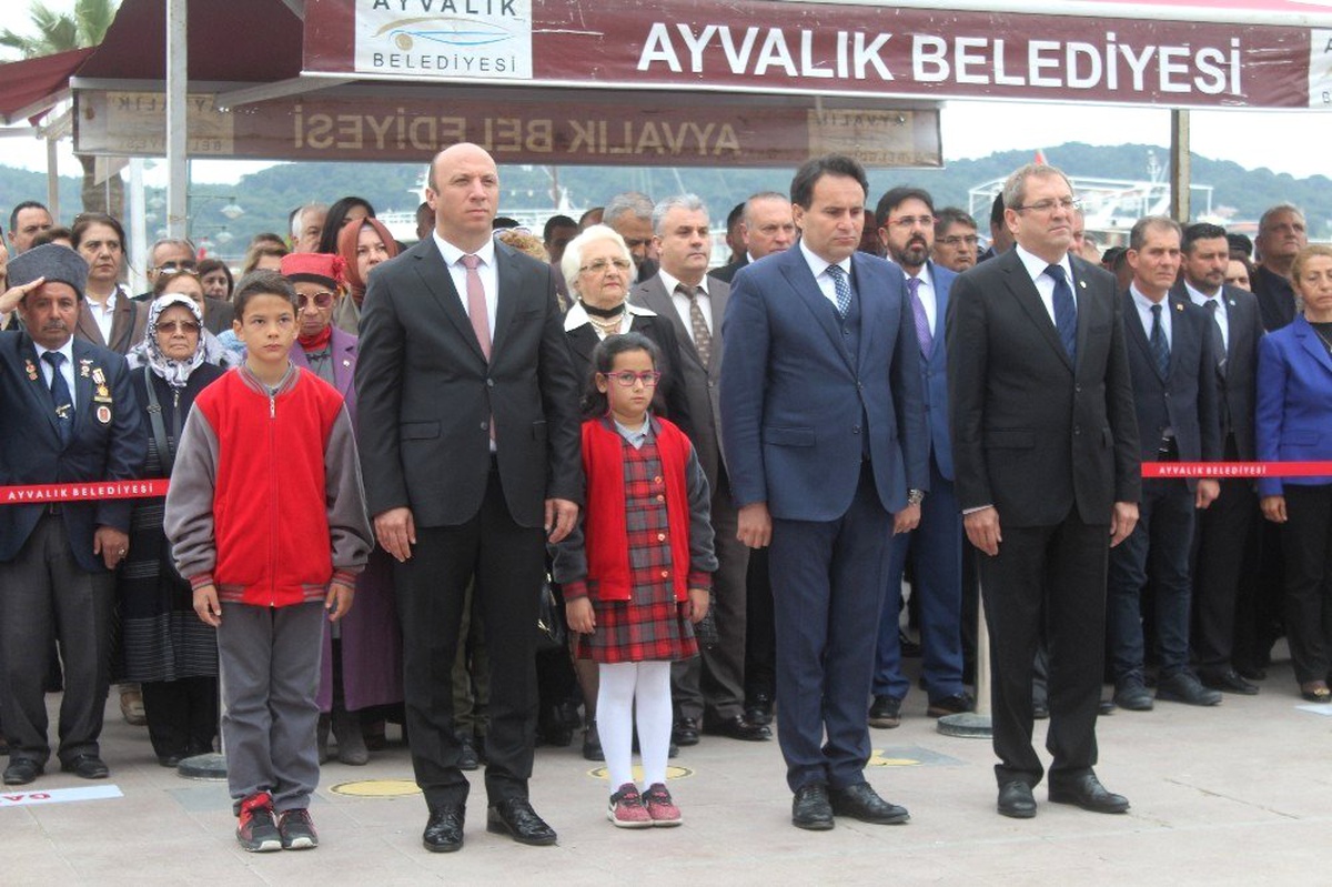 Ayvalıklı Çocukların \'23 Nisan\' Coşkusu