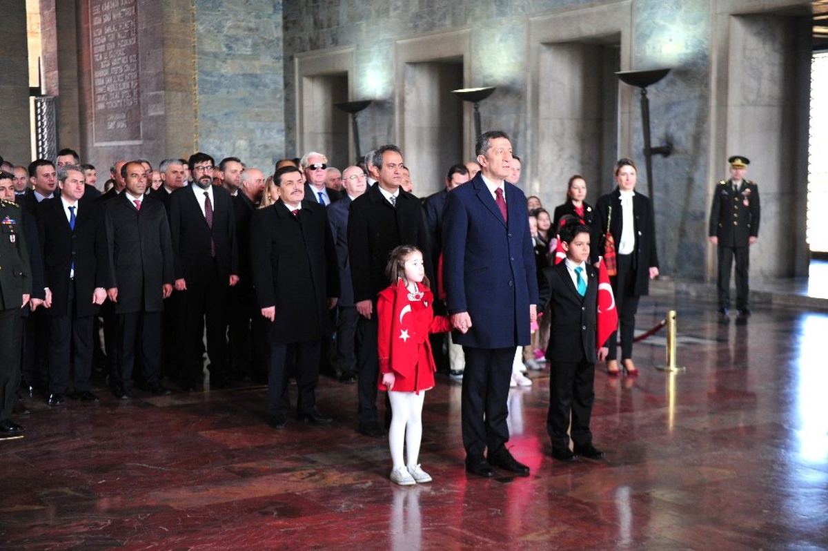 Bakan Selçuk ve Çocuklar Atatürk\'ün Huzurunda