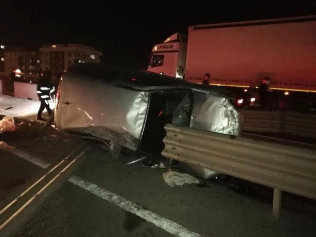 Bariyerlere Çarpan Araç Takla Attı, Panikleyen Sürücü de Kaza Yaptı: 4 Yaralı