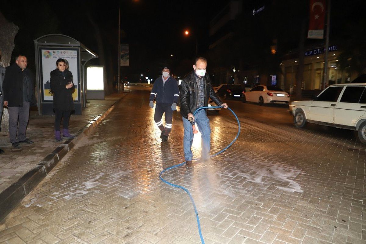 Başkan Akın Eline Hortumu Aldı, Temizlik İşçilerine Yardım Etti
