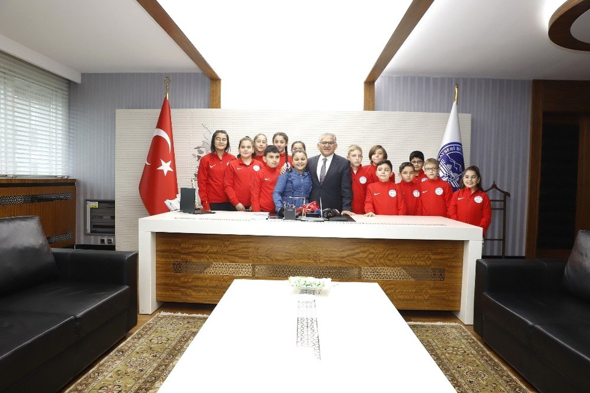 Başkan Büyükkılıç, 23 Nisan Ulusal Egemenlik ve Çocuk Bayramı Nedeniyle Başkanlığı Sudenur Gündüz\'e...