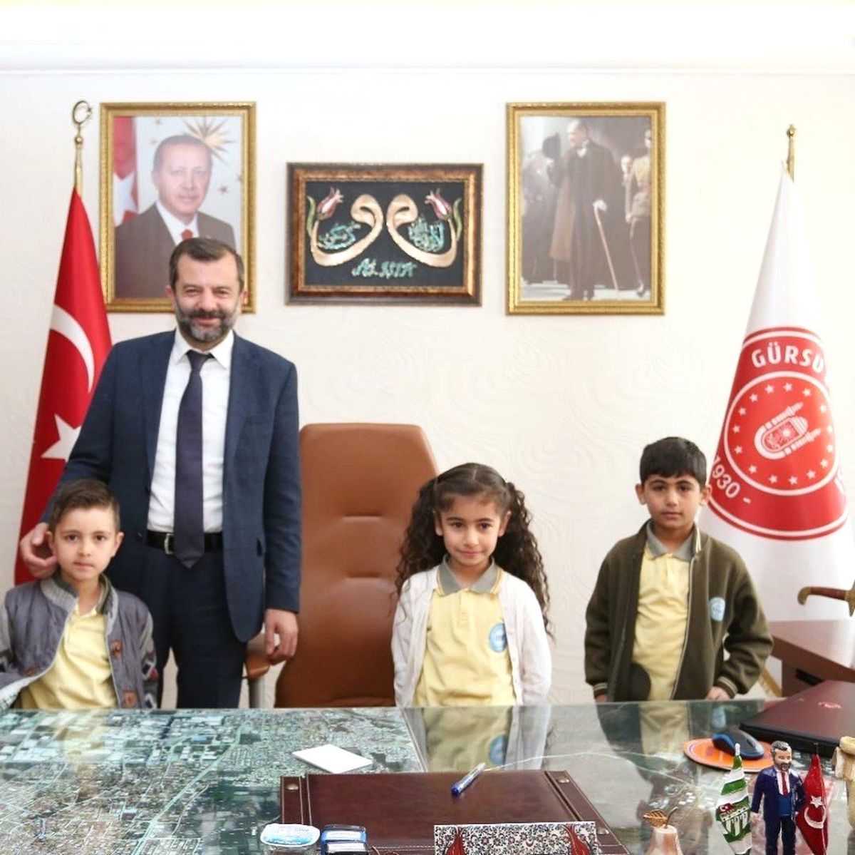 Başkan Işık\'ın Makamına Adaşı Mustafa Oturdu