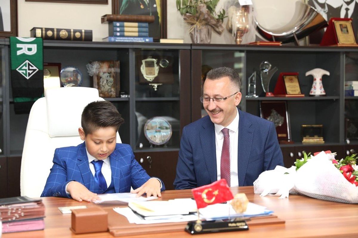 Başkan Işıksu, Koltuğunu Küçük Efe\'ye Devretti