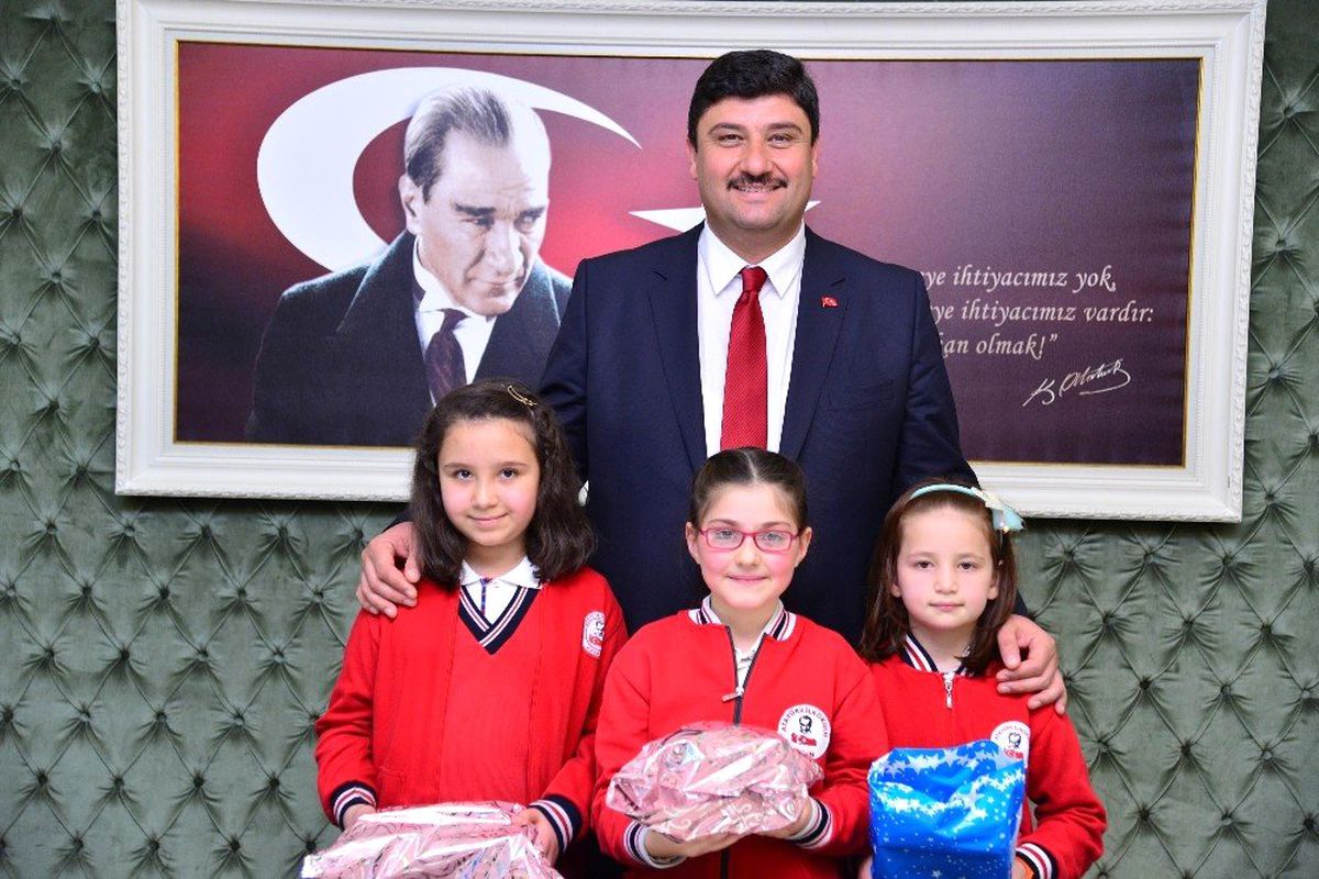 Başkan Oğuz Koltuğunu Minik Hayrünisa\'ya Bıraktı