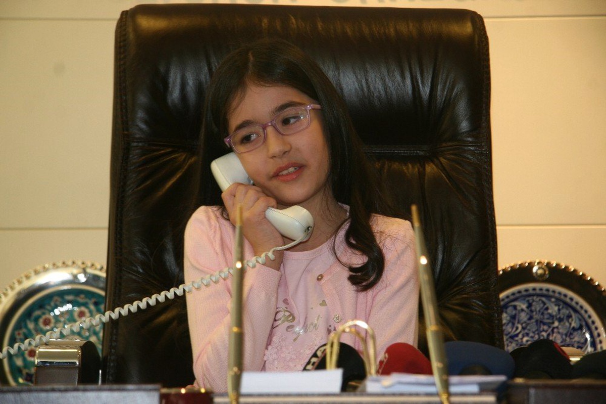 Belediye Başkanının Koltuğuna Oturan Küçük Aylin\'in Hedefi \'Cumhurbaşkanı\' Olmak