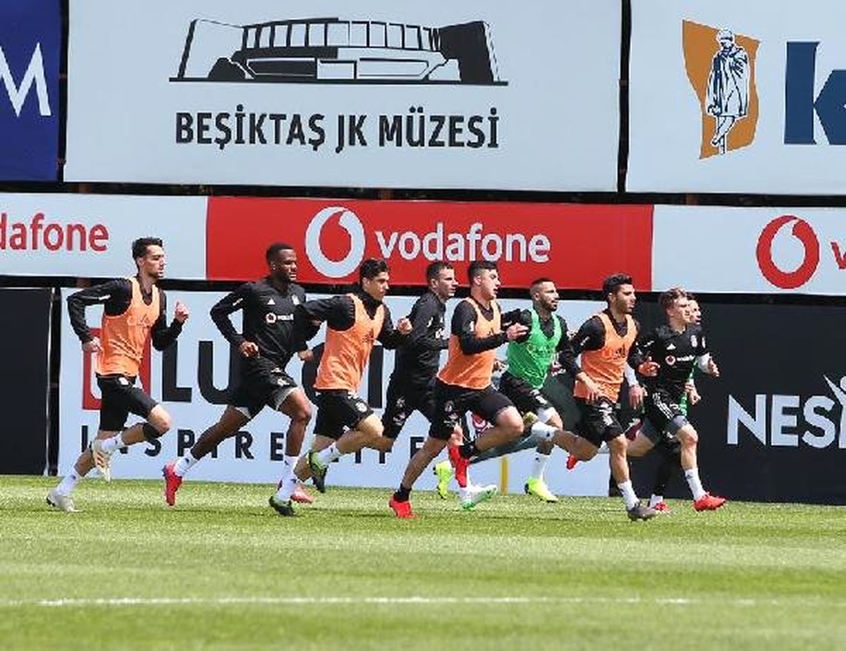 Beşiktaş\'ta Quaresma ve Adriano Takımla Çalıştı