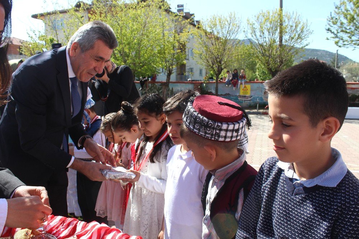 Bucak\'ta 23 Nisan Ulusal Egemenlik ve Çocuk Bayramı Coşkusu