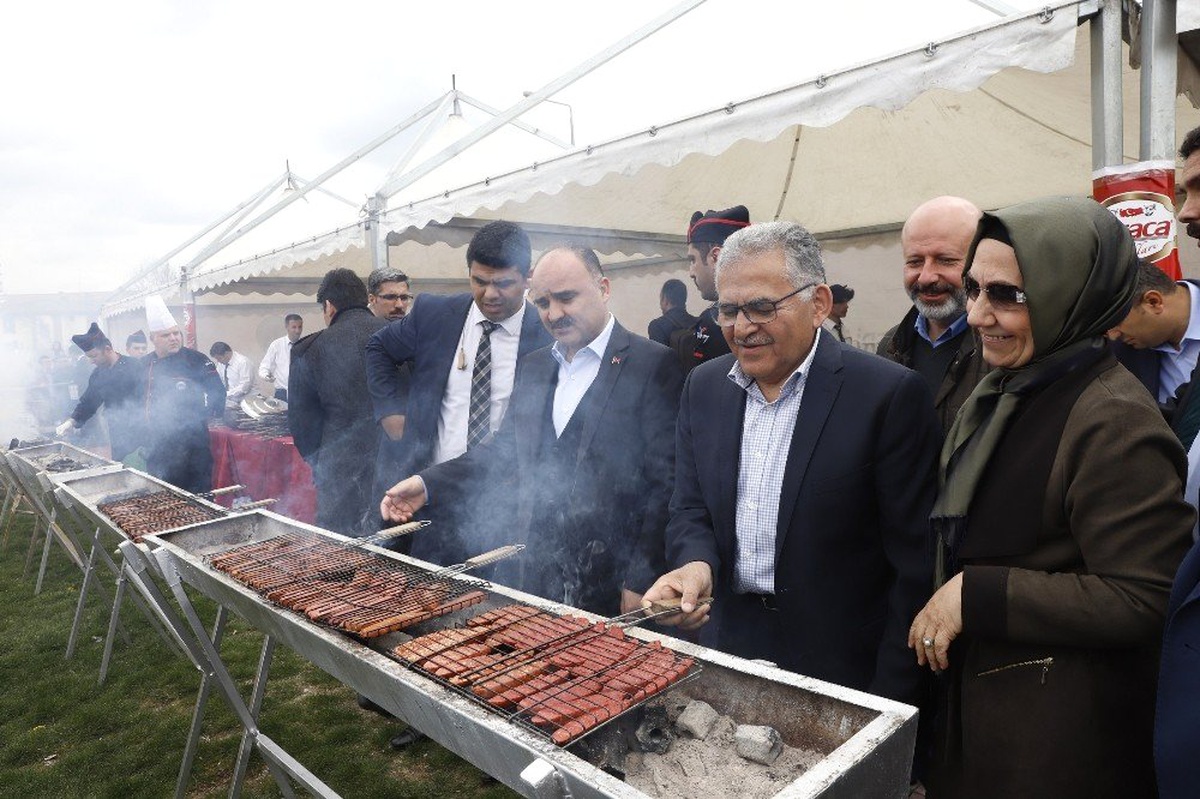 Büyükşehir Belediyesi\'nin 23 Nisan Şenliği\'ne Yaklaşık 10 Bin Kişi Katıldı