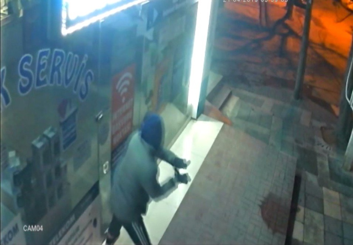 Cam Kapıyı Tuzla Buz Edip Bir Dakikada Dükkanı Boşaltan Hırsızlar Kamerada