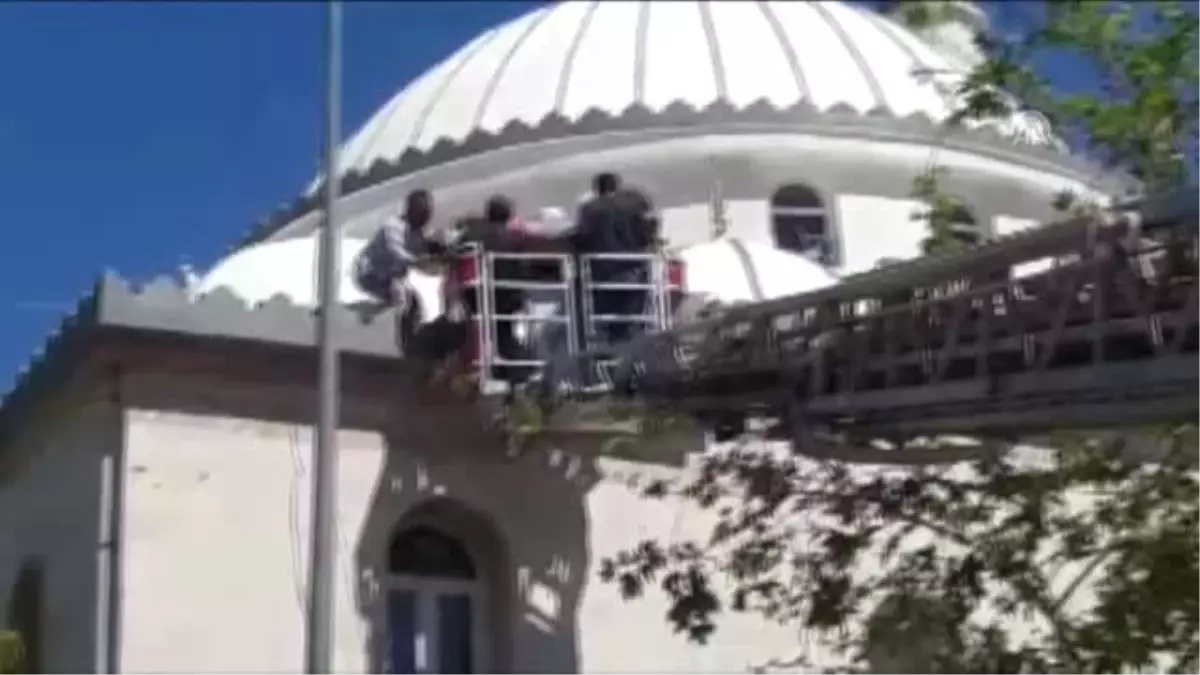 Cami Kubbesinden Düşen İşçi Yaralandı