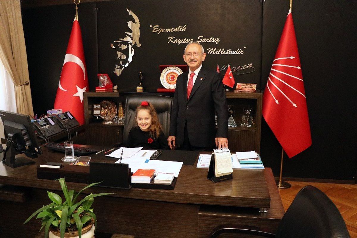 CHP Lideri Kılıçdaroğlu, Koltuğunu Şehit Çocuğuna Devretti