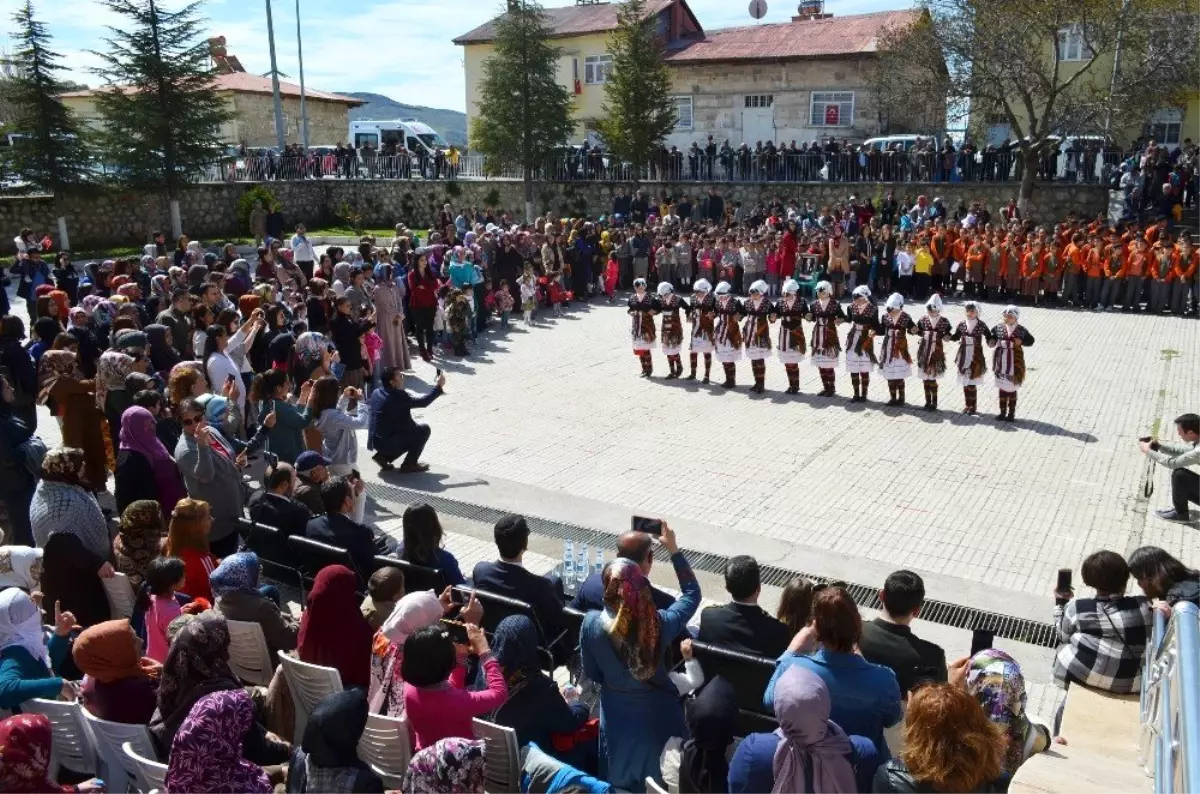 Çocuklar, 23 Nisan\'ı Horon ve Halayla Kutladı