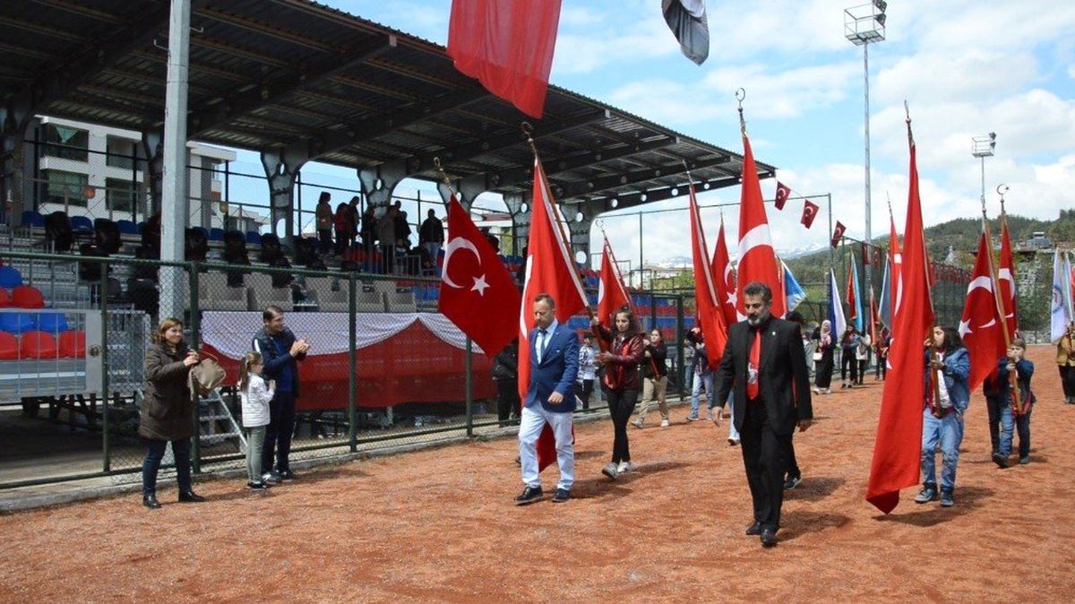 Çocuklar Boş Protokol Tribününü Selamladı
