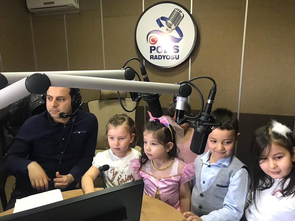 Çocuklar, Polis Radyosunda Mikrofon Başına Geçti