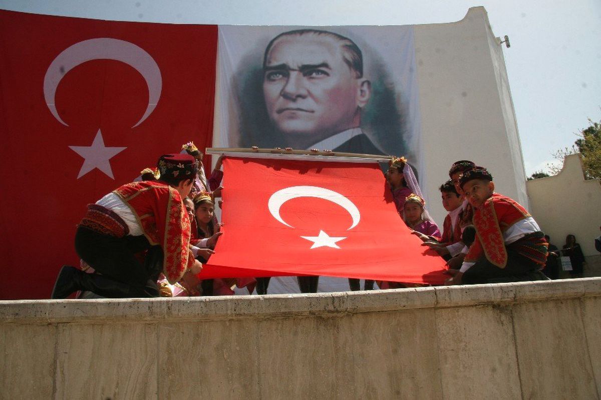 Denizli\'de 23 Nisan Coşkusu