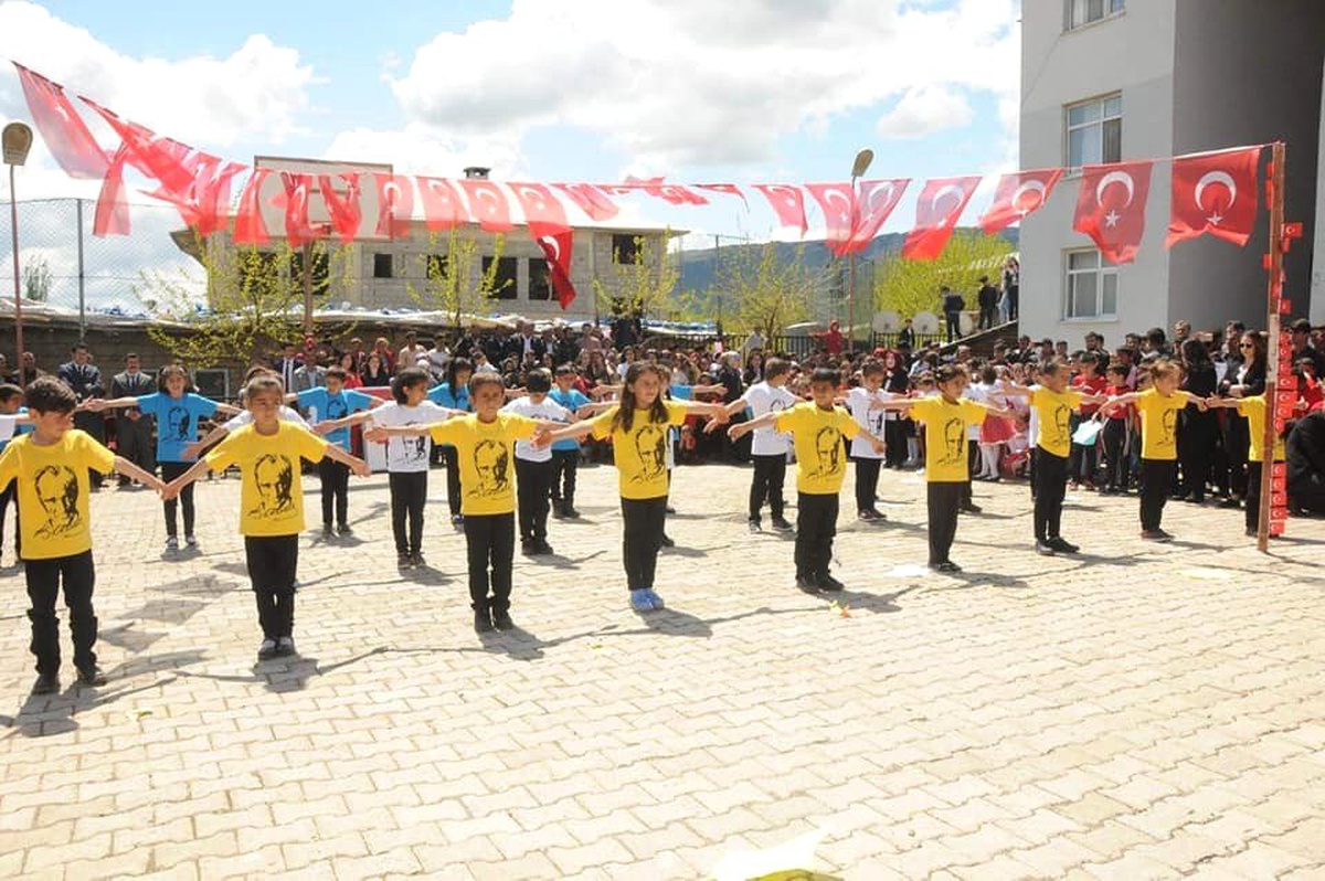 Derecik\'te 23 Nisan Coşkulu Kutlandı