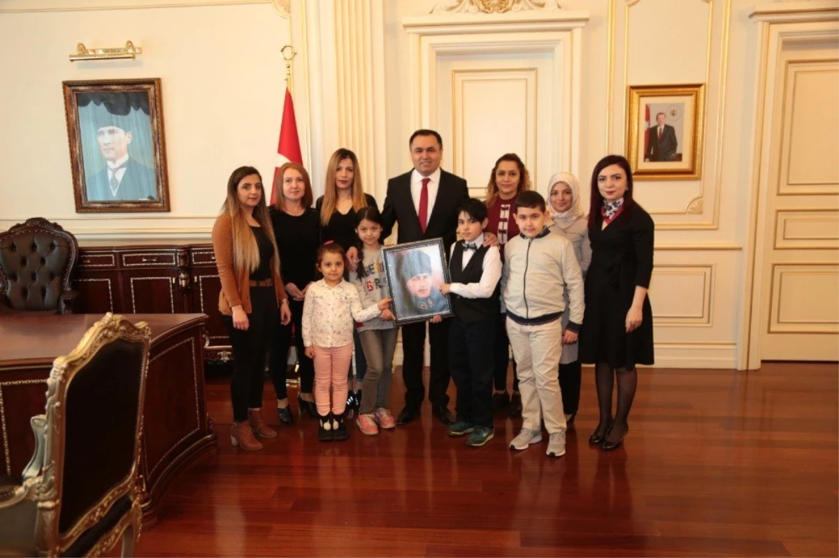 Diyabetli Çocuklar Vali Çakır\'a Atatürk Portresi Hediye Etti