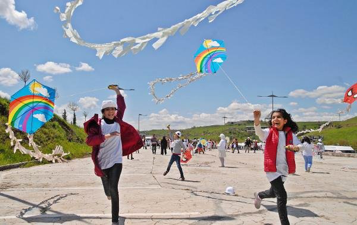 Diyarbakırlı Çocuklar 23 Nisan\'ı Uçurtma Uçurarak Kutladı