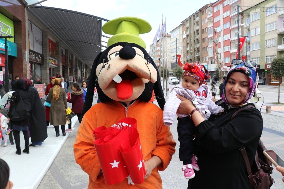Doğa Cadde\'de 23 Nisan Mutluluğu