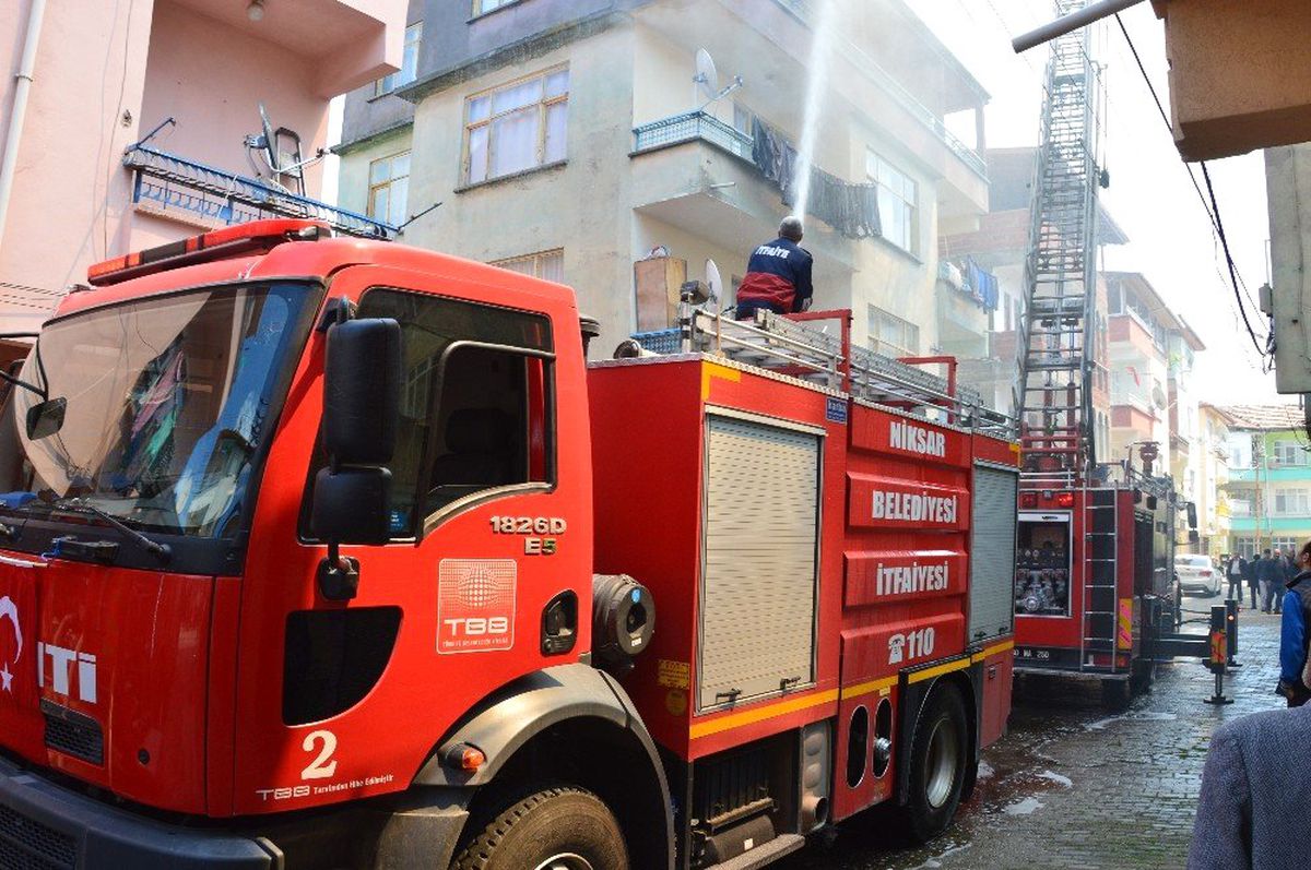 Dört Katlı Binanın Çatı Katında Yıkan Yangın Korkuttu