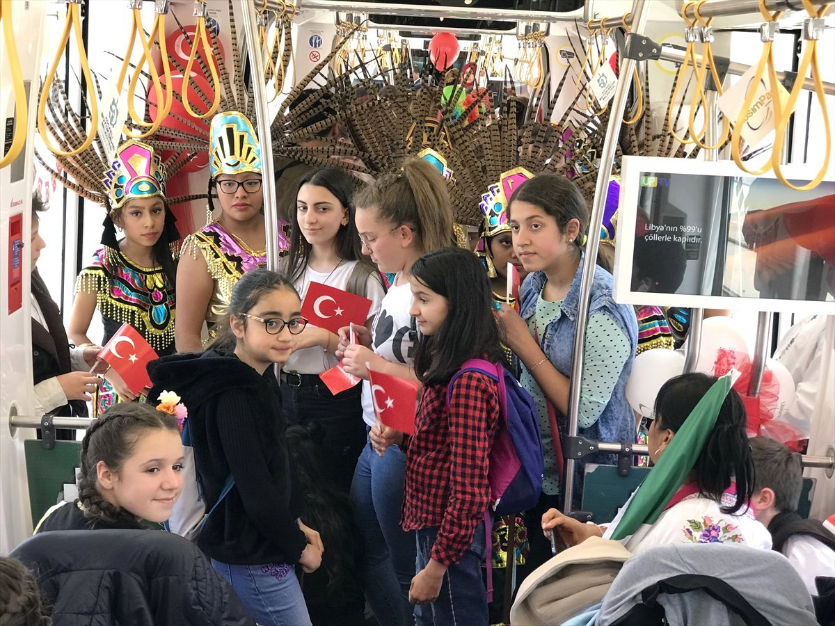 Dünya Çocukları 23 Nisan\'ı Tramvayda Kutladı