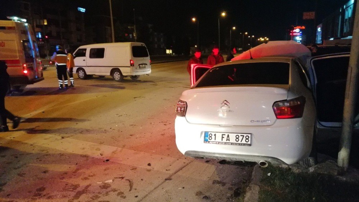 Düzce\'de Feci Kaza 4 Kişi Yaralandı