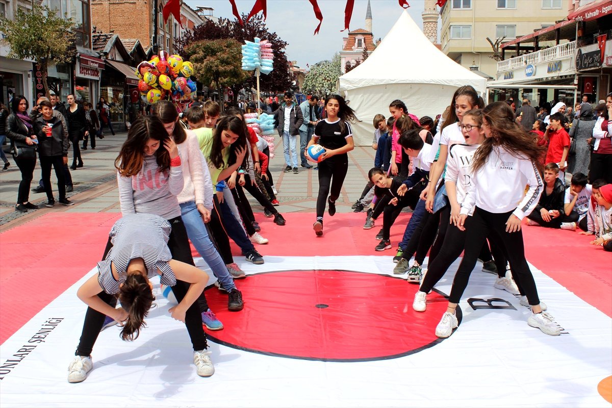 Ebeveynler Çocuklarıyla İp Atladı, Birdirbir Oynadı