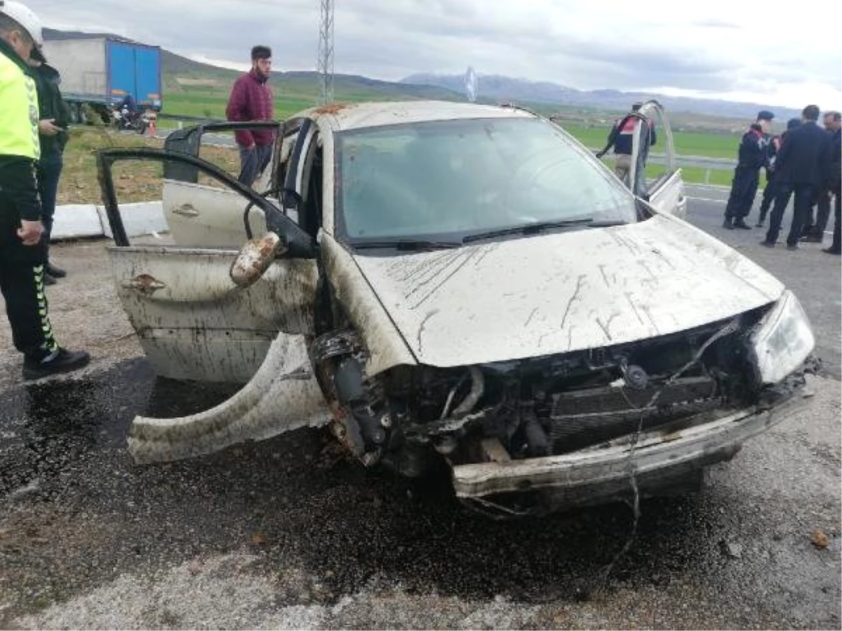 Elazığ\'da 3 Aracın Karıştığı Kaza: 5 Yaralı