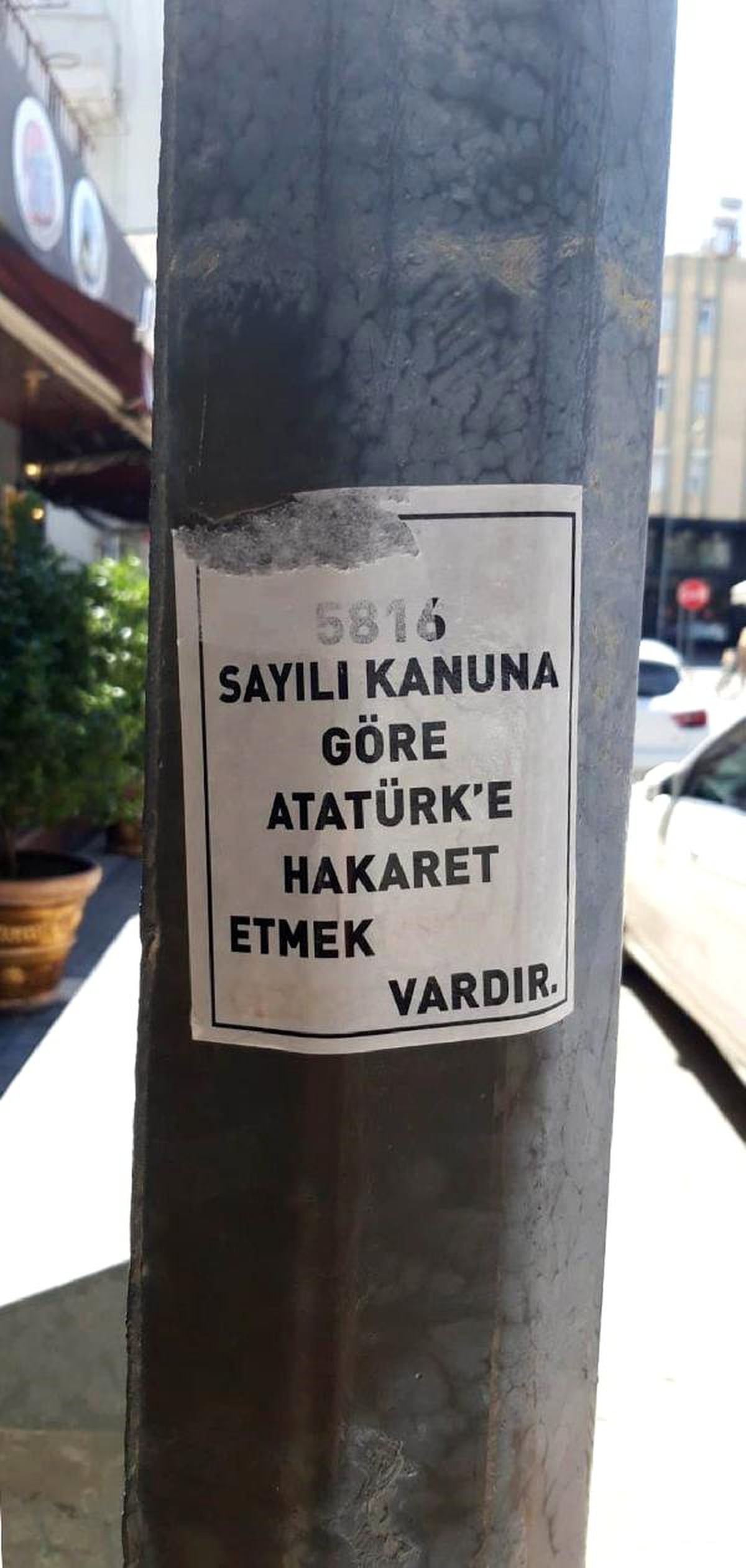 Elektrik Direklerine Yapıştırılan O Çıkartmalara İnceleme
