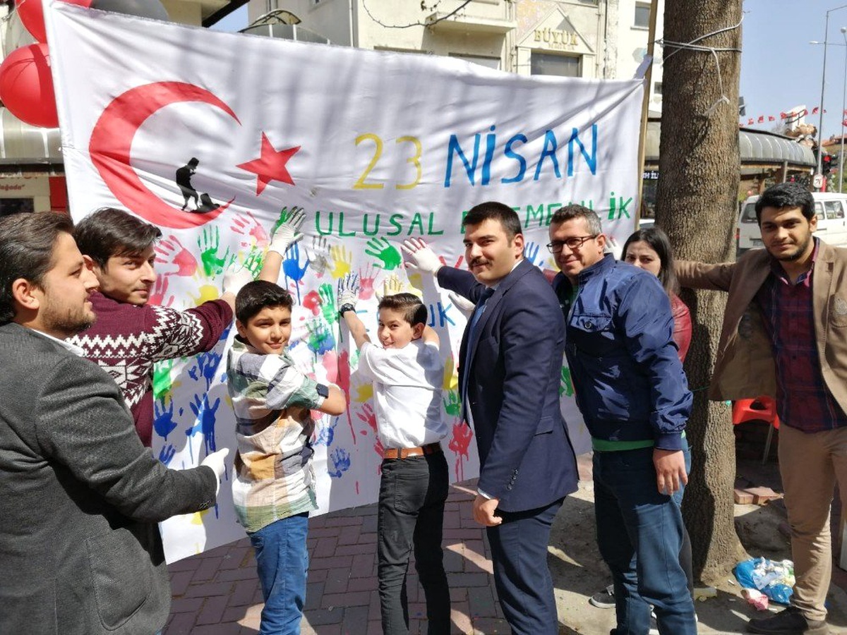 Ellerini Boyayan Çocuklar, Türk Bayraklı Beyaz Afişe El İzlerini Bıraktılar