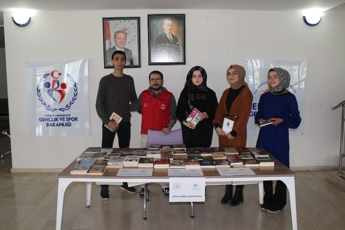 Erzincan\'da Gençlerden Köy Okuluna Kitap Bağışı