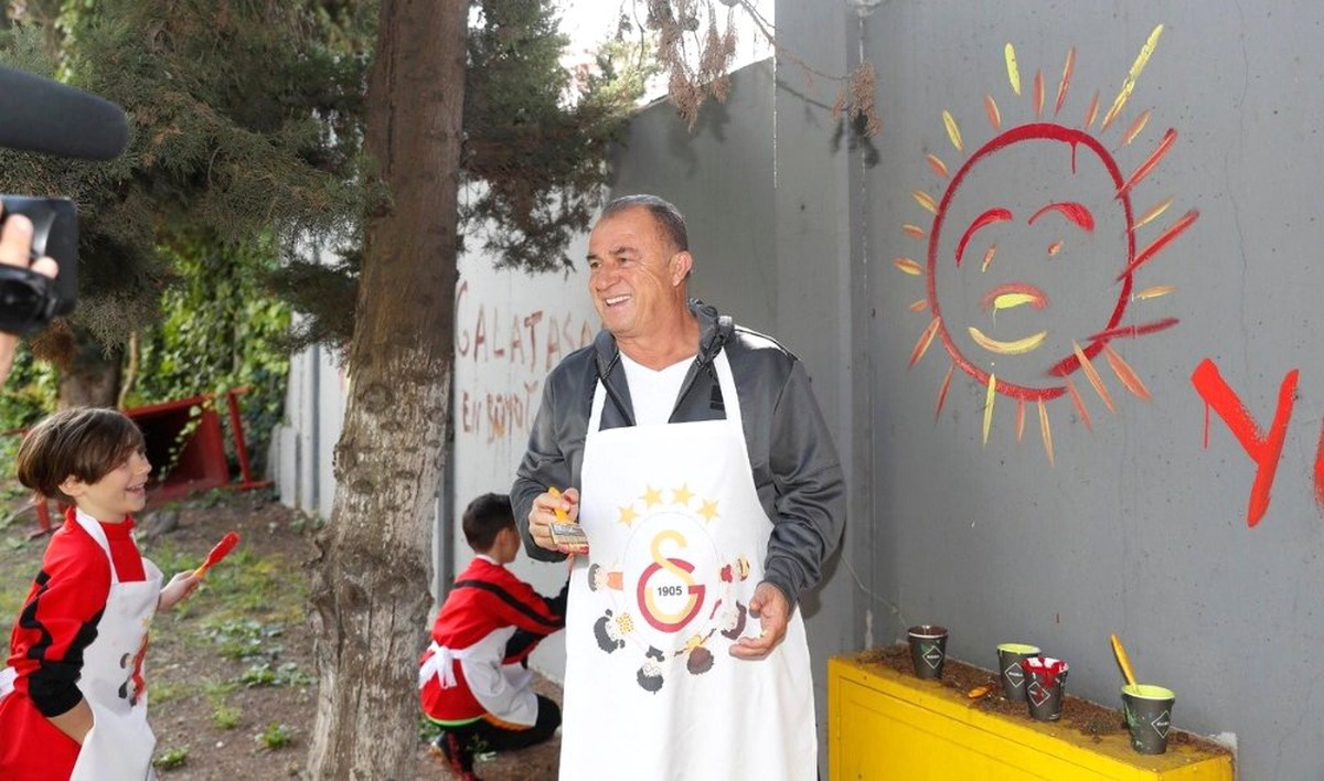 Fatih Terim ve Minik Futbolcular Duvarları Boyadı