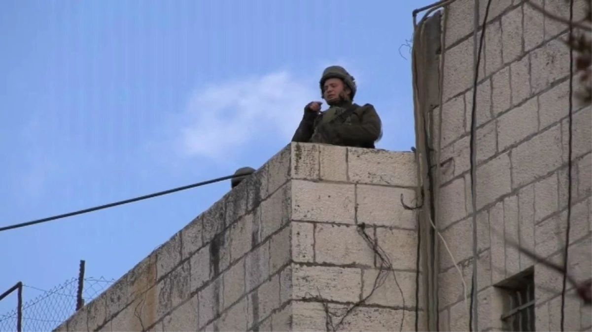 Filistinlilerden Caddeleri Kapatan İsrail Askerlerine Tepki