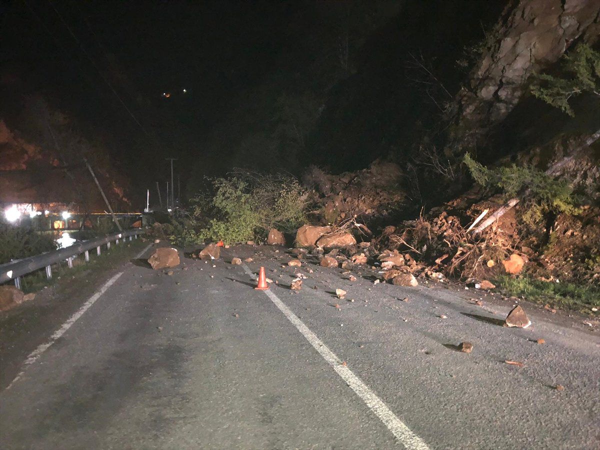 Giresun\'da Heyelan Kara Yolunu Kapattı