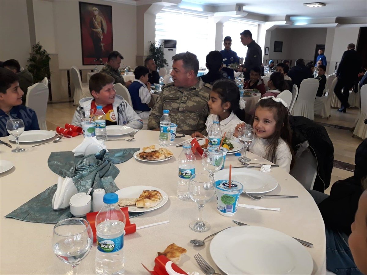 Hakkari\'de Askerler, Şehit ve Gazi Çocuklarını Sevindirdi