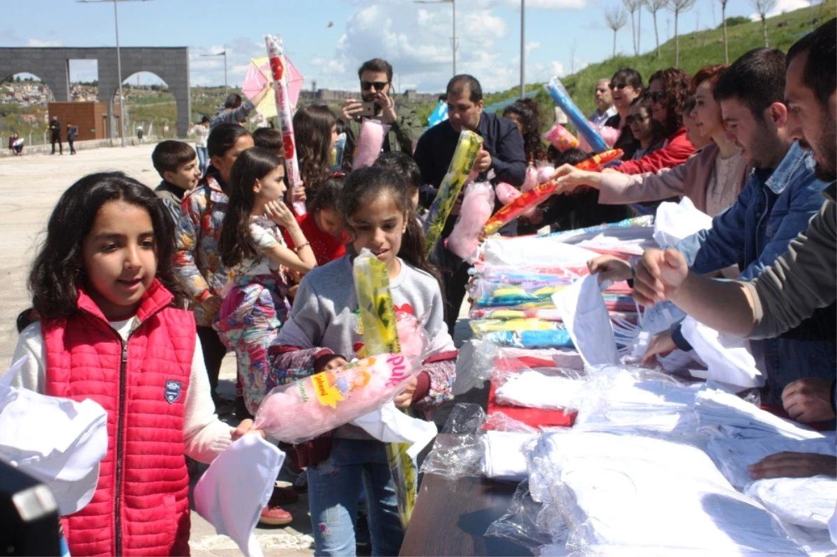 Huzurun Sağlandığı Diyarbakır\'da Bin Çocuk Hayalini Uçurtmalarla Göklere Bıraktı