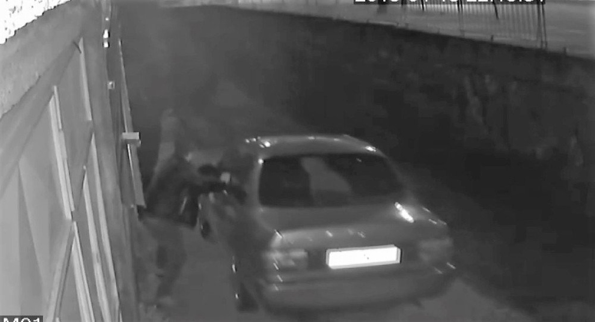 İçinde Anne ve Çocukları Bulunan Otomobil Duvardan Böyle Uçtu