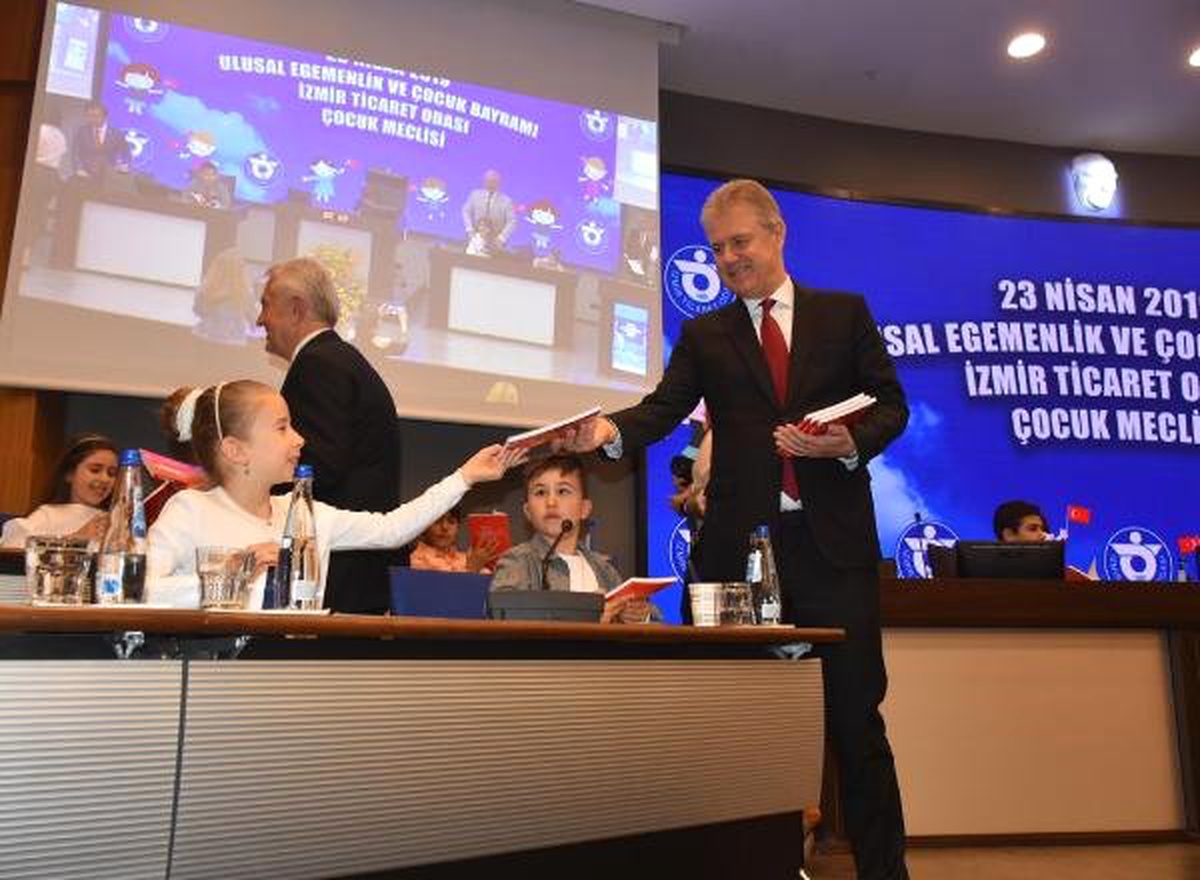 İş İnsanlarının Koltuklarına Çocuklar Oturdu