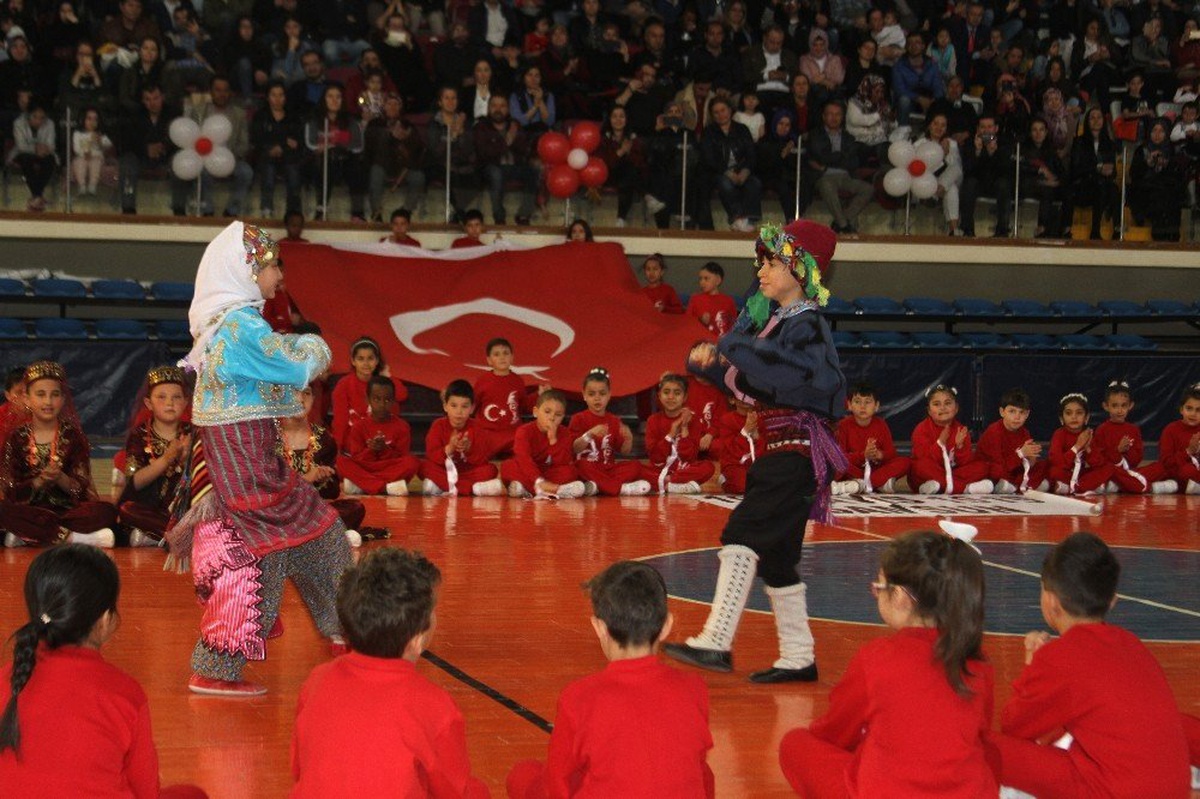Isparta\'da 7 Bölgeli 23 Nisan Kutlaması