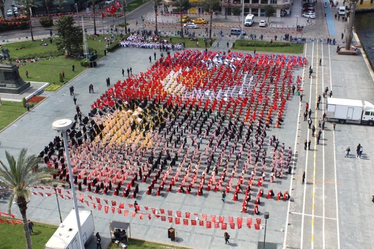 İzmir\'de 23 Kutlamalarında Görsel Şölen