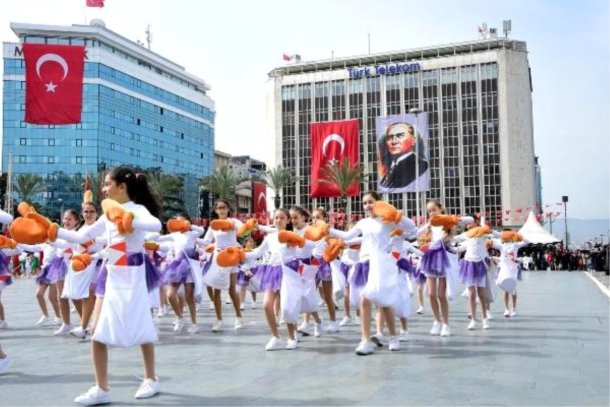 İzmir\'de 23 Nisan Ulusal Egemenlik ve Çocuk Bayramı Coşkusu