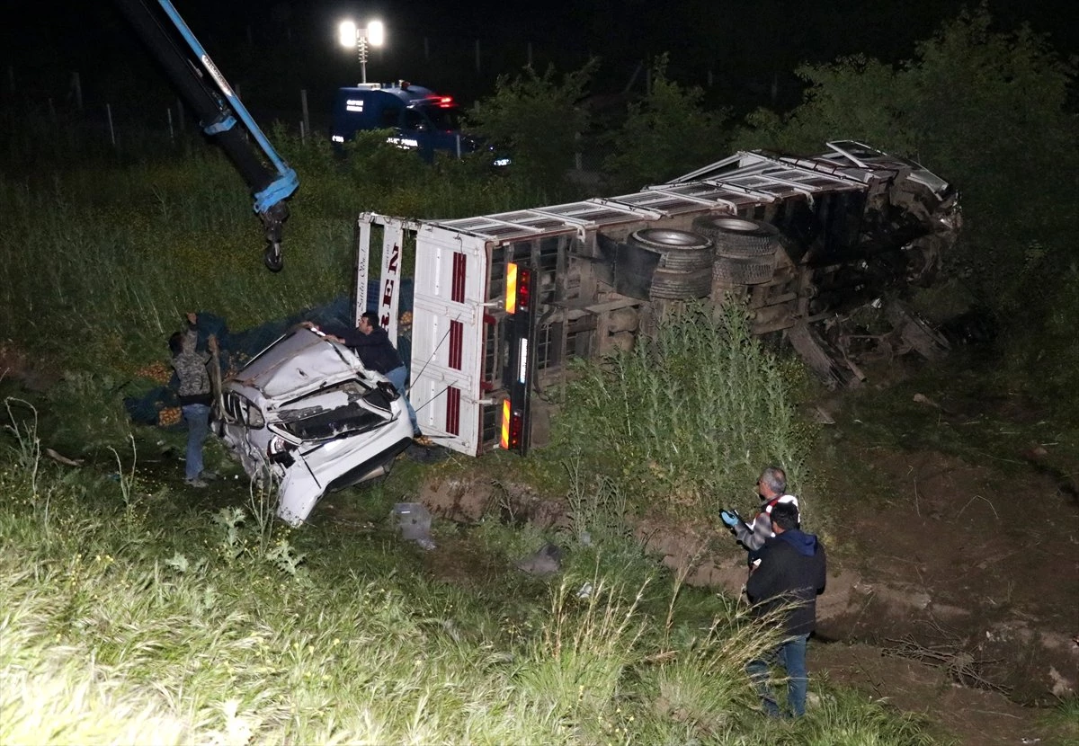 İzmir\'de Kamyon ile Otomobil Şarampole Devrildi: 1 Ölü, 1 Yaralı