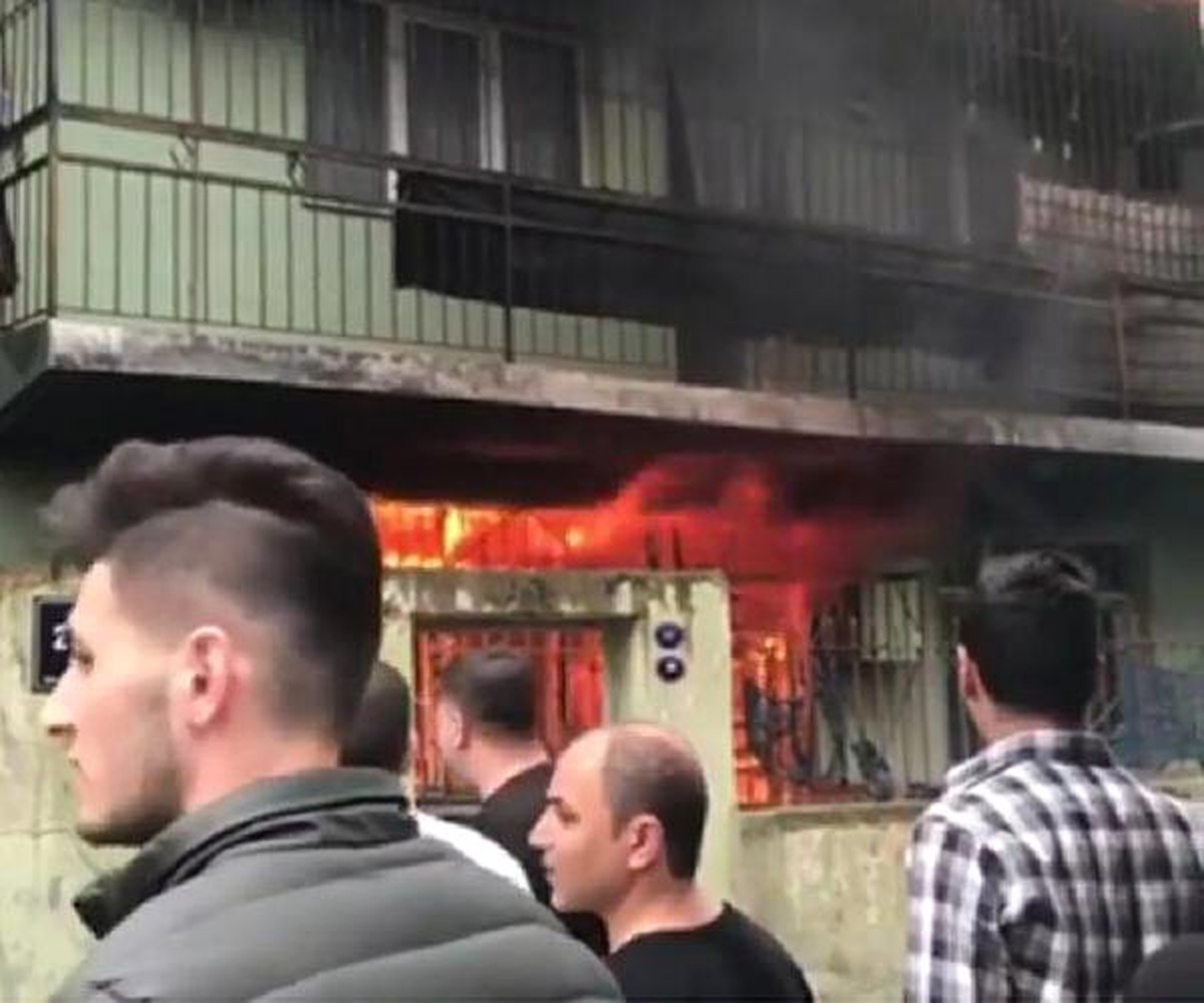 İzmir\'deki Yangında Bir Kişi Dumandan Etkilendi