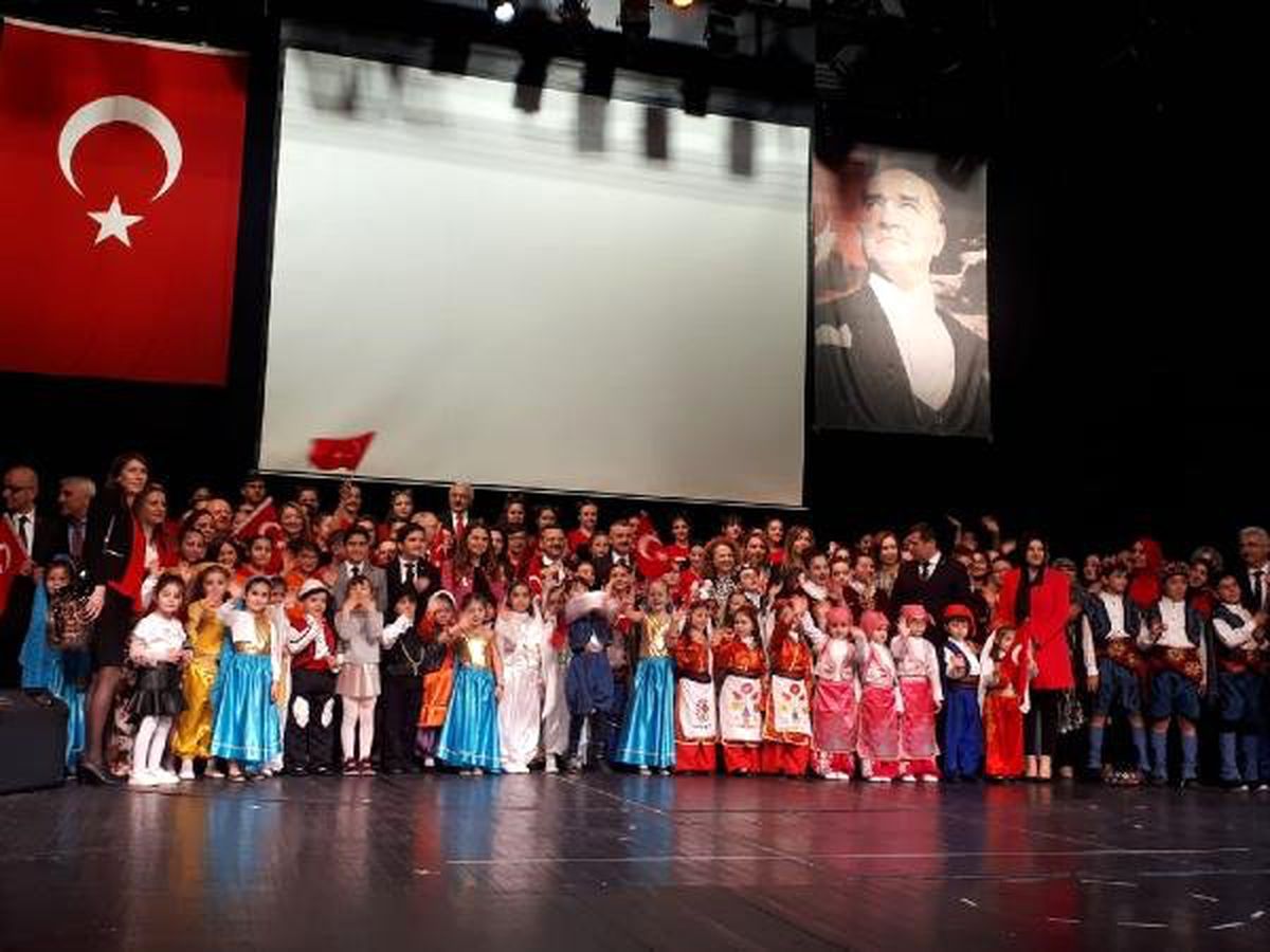 İzmit\'te Çocuklar, 23 Nisan\'ı Dans Gösterileriyle Kutladı