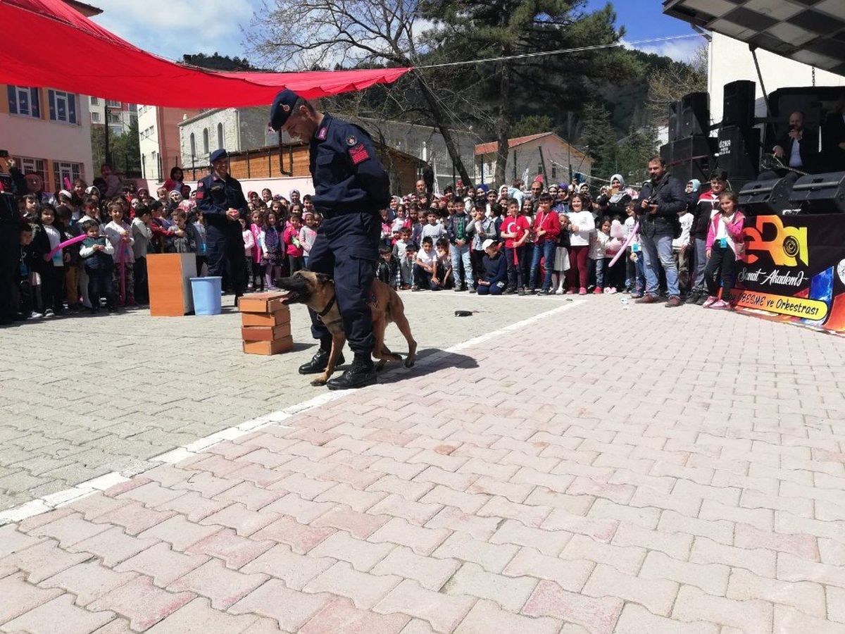 Jandarma\'dan Miniklere "Kaplan ve Hisarlı" Sürpriz